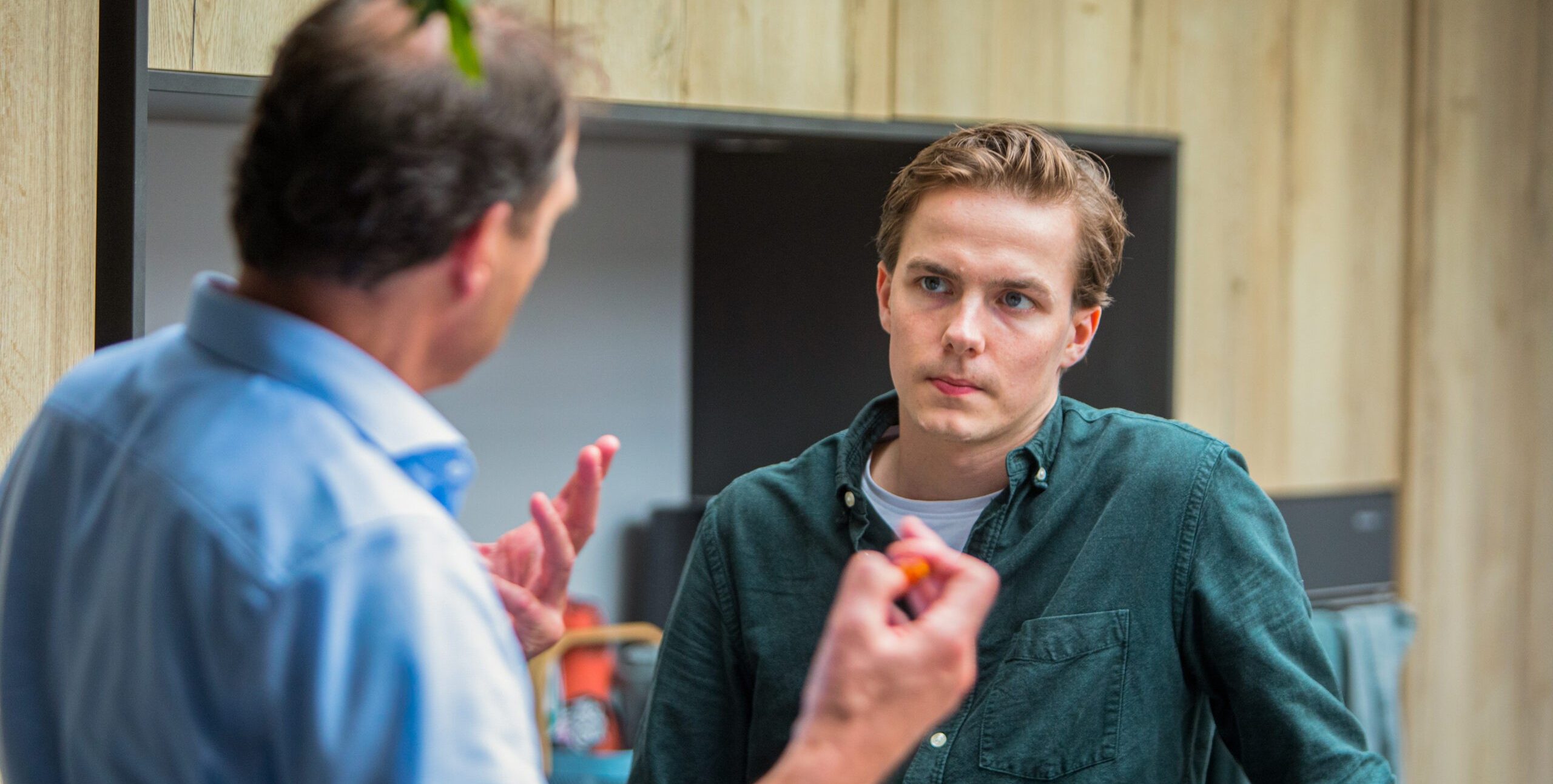 Twee mannen in gesprek. MonitorGroep, advies, adviestraject, verbeteren