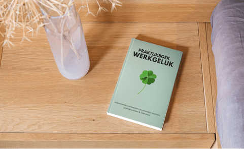 cover van praktijkboek werkgeluk van de MonitorGroep, ter ere van jubileumjaar (25 jaar medewerkersonderzoek) jarig verjaardag